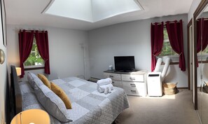 4 quartos, ferros/tábuas de passar roupa, berço de viagem