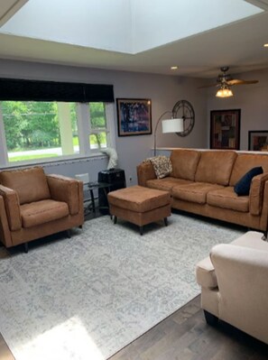 Smart TV, lareira, aparelho de som