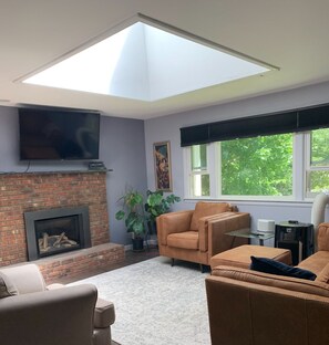 Smart TV, fireplace, stereo