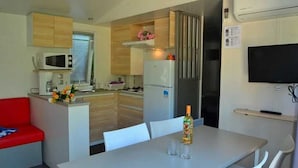 Private kitchen - ZEcamping animé parc aquatique mobil home TV clim 6 pers (Argeles-sur-Mer)