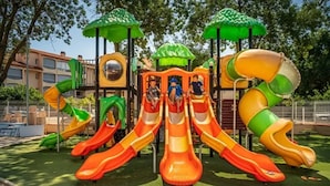 A playground with multiple slides and climbing structures. - ZEcamping animé espace aquatique dog friendly locatif TV clim 4 pers (Argeles-sur-Mer)