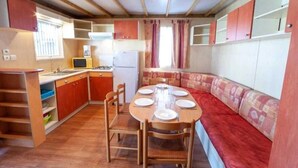 Dining - ZEcamping familial espace aquatique locatif TV 35m2 6 pers (Portiragnes)