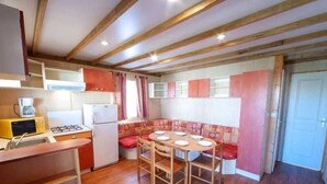 Fridge, microwave, stovetop - ZEcamping familial espace aquatique locatif TV 35m2 6 pers (Portiragnes)