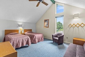 3 habitaciones, tabla de planchar con plancha, wifi y ropa de cama 