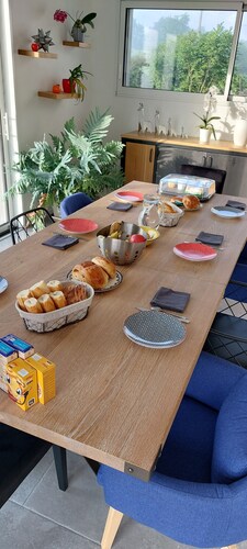Chambre Chêne en campagne. Petit déjeuner inclus. Elevage de lamas
