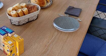 Chambre Chêne en campagne. Petit déjeuner inclus. Elevage de lamas
