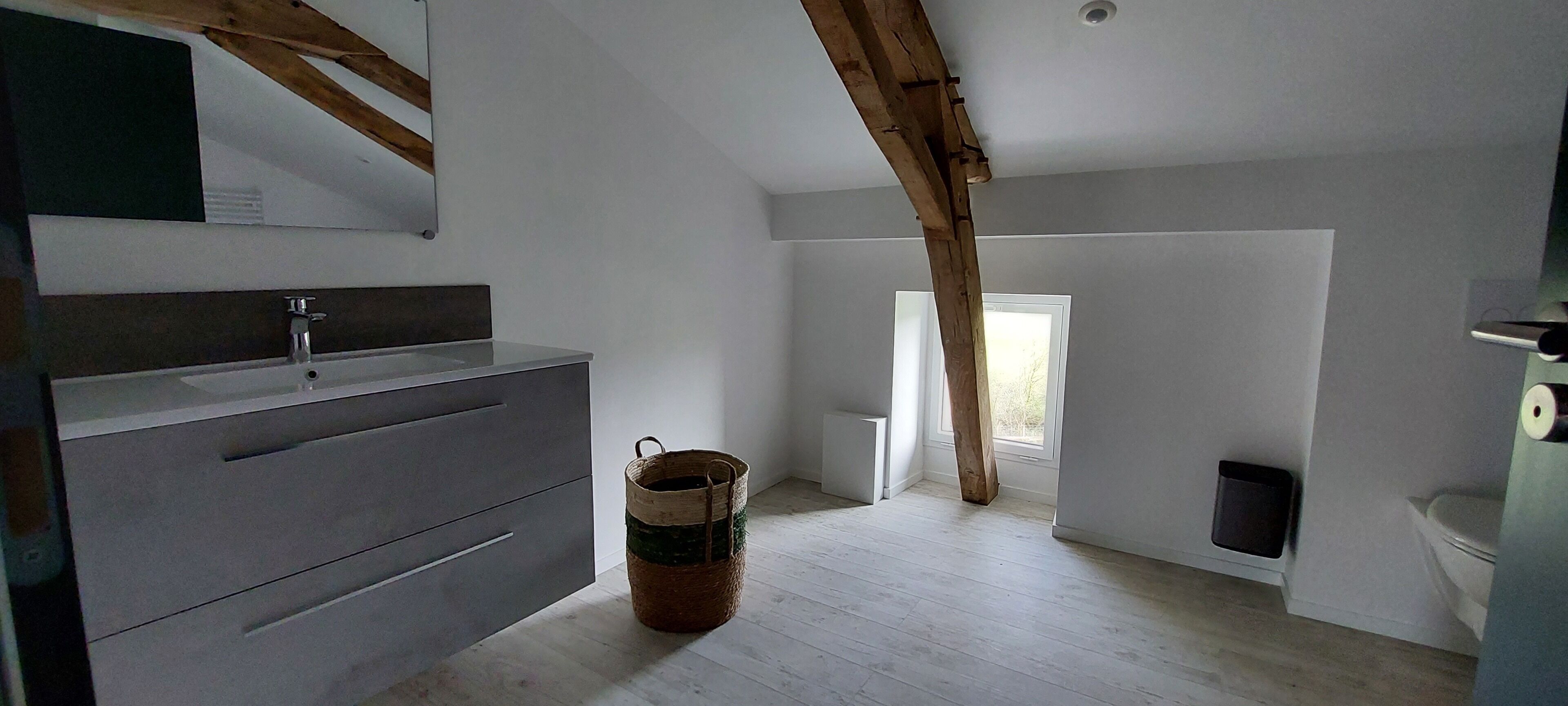 Douche, sèche-cheveux, serviettes fournies, savon