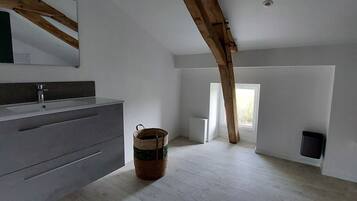 Douche, sèche-cheveux, serviettes fournies, savon