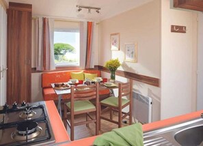 Kühlschrank, Mikrowelle, Herdplatte