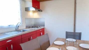 Fridge, microwave, stovetop