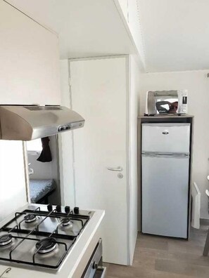 Fridge, microwave, oven, stovetop - Camping 3 étoiles - Piscine - ccaiaad (Monoblet)