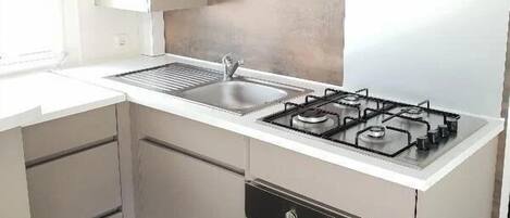 Frigorifero, microonde, forno, piano cottura