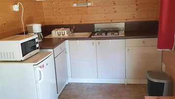 Fridge, microwave, stovetop