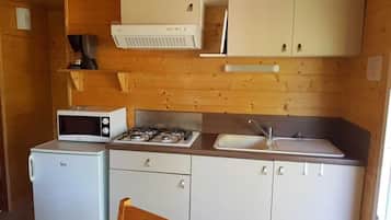 Réfrigérateur, micro-ondes, plaque de cuisson