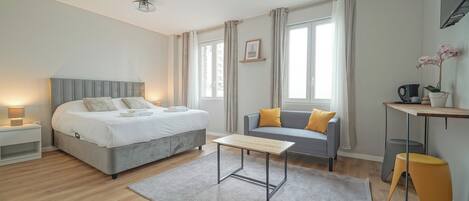 Double Room, City View | Soundproofing, iron/ironing board, free WiFi