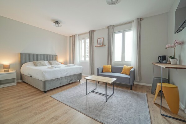 Double Room, City View | Soundproofing, iron/ironing board, free WiFi - Hôtel Trianon Saint Ouen (Saint-Ouen)