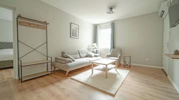 Deluxe Quadruple Room | Living area | TV