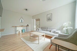 Deluxe Quadruple Room | Living area | TV