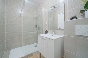Double Room, City View | Bathroom | Slippers, soap, shampoo, toilet paper - Hôtel Trianon Saint Ouen (Saint-Ouen)