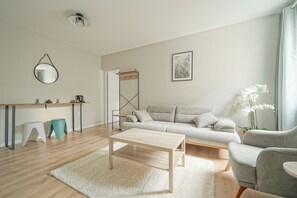 Deluxe Quadruple Room | Living area | TV - Hôtel Trianon Saint Ouen (Saint-Ouen)