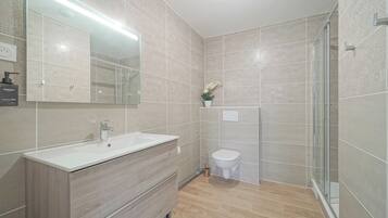 Pantuflas, jabón, shampoo, papel higiénico