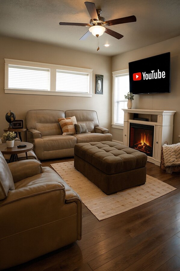 Smart TV, fireplace - Modern 4-BR Walk to The Village at Meridian – Sleeps 10- Holiday shopping (Meridian)