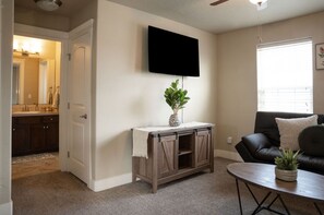 Smart TV y chimenea 