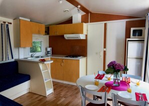 Fridge, microwave, stovetop - Camping 3 étoiles - Piscine  - ccagfdf (Clairvaux-les-Lacs)