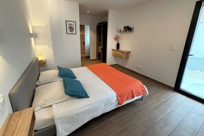 3 quartos, escrivaninha, ferros/tábuas de passar roupa, berço de viagem