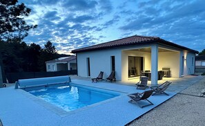 Outdoor pool - Villa Dyane, air-conditioned house with terrace and swimming pool. (Salavas)