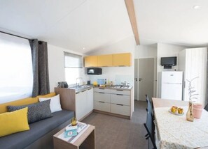 Een koelkast, een microgolfoven, een kookplaat