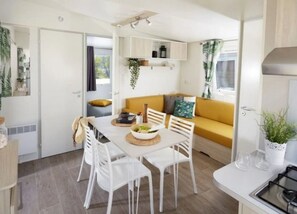 Dining - ZEcamping 4* espace aquatique locatif TV LV (Ambon)