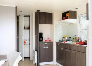 Kühlschrank, Mikrowelle, Herdplatte