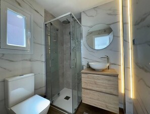 提供毛巾、番梘、廁紙