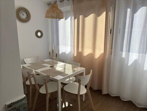 Dining - Entire accommodation: apartment in Zaragoza, Spain El Pilar 7 minutes away (Zaragoza)