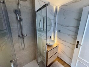 Serviettes fournies, savon, papier toilette