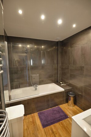 Hiustenkuivaaja, pyyhkeet, saippua, vessapaperi