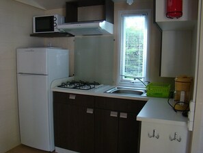 Jääkaappi, mikroaaltouuni, liesi