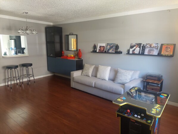 Smart TV, livros, biblioteca musical
