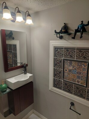 Secador de cabelo, toalhas de banho, sabonete, papel higiênico