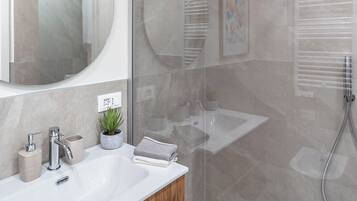 Doccia, asciugacapelli, bidet, asciugamani