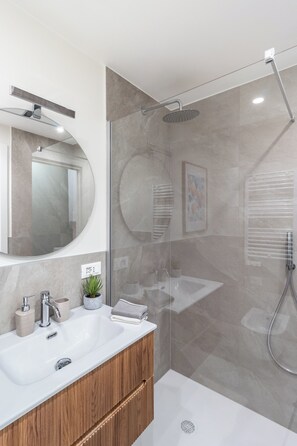 Dusj, hårføner, bidé og håndklær