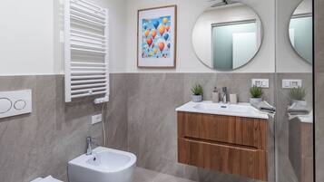 Dusche, Haartrockner, Bidet, Handtücher