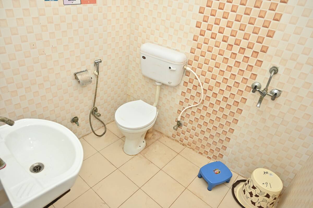 Une petite salle de bain comprenant des toilettes, un bidet et un lavabo.