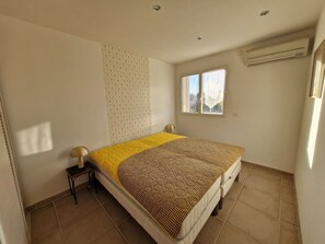 3 bedrooms, iron/ironing board, free WiFi - LE CLOS Standing residence. Near Centre, Port and Beaches - Sleeps 6 (Bandol)
