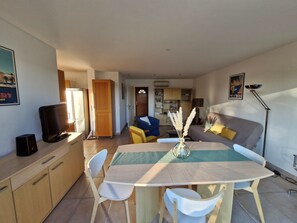 Interior - LE CLOS Standing residence. Near Centre, Port and Beaches - Sleeps 6 (Bandol)