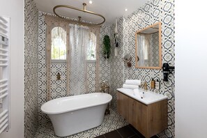 Appartement Luxe, salle de bains attenante (Bord De Plage) | Salle de bain | Baignoire, articles de toilette écologiques, sèche-cheveux