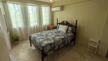 1 dormitori, planxa i posts de planxar, wifi i roba de llit