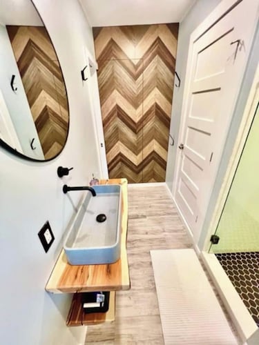 Casita East - Cozy, Pretty & Private + Parking, Near Downtown & UT