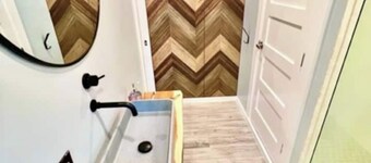 Casita East - Cozy, Pretty & Private + Parking, Near Downtown & UT